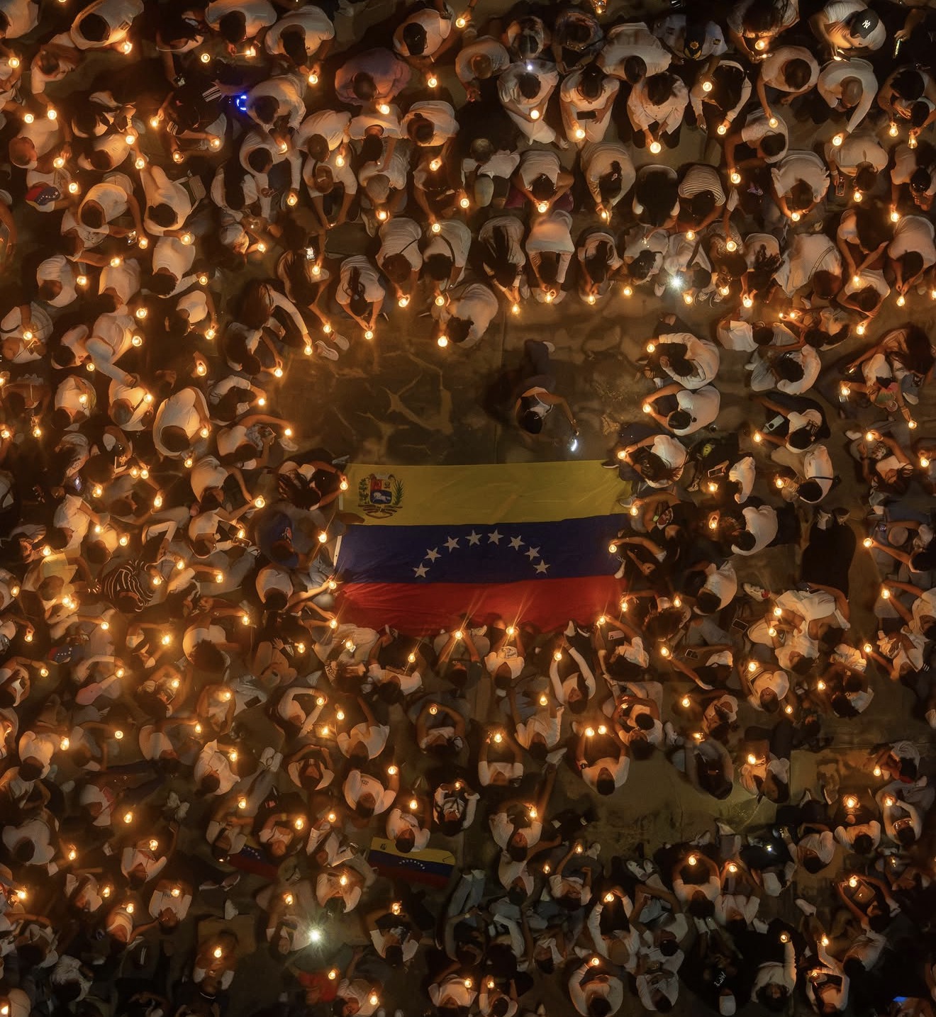 Vigilia con velas y la bandera de Venezuela tras el terremoto