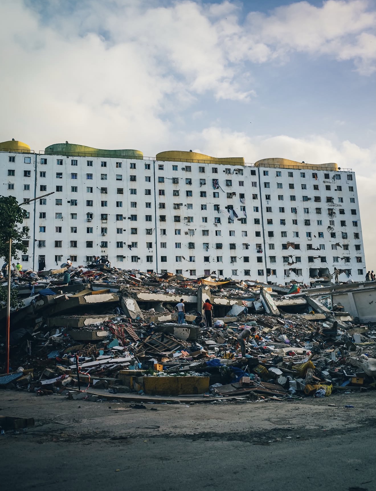 Edificio residencial derrumbado tras el terremoto en Venezuela